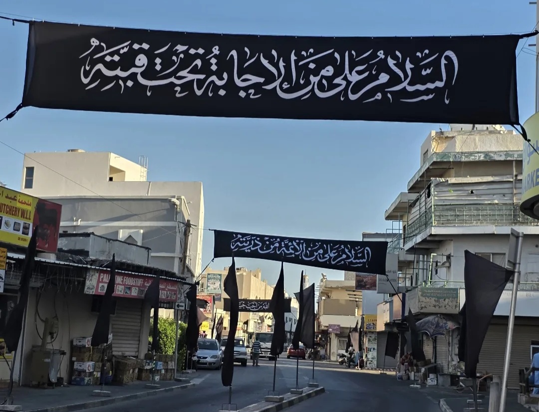 الأهالي يرفعون راية الإمام الحسين «ع» إيذانًا ببدء شعائر عاشوراء