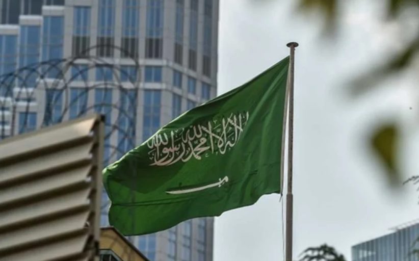 مجلة فورين بوليسي: قصف السعوديّة لمطار صنعاء سوء تقدير ومخاطره تفوق مكاسبه