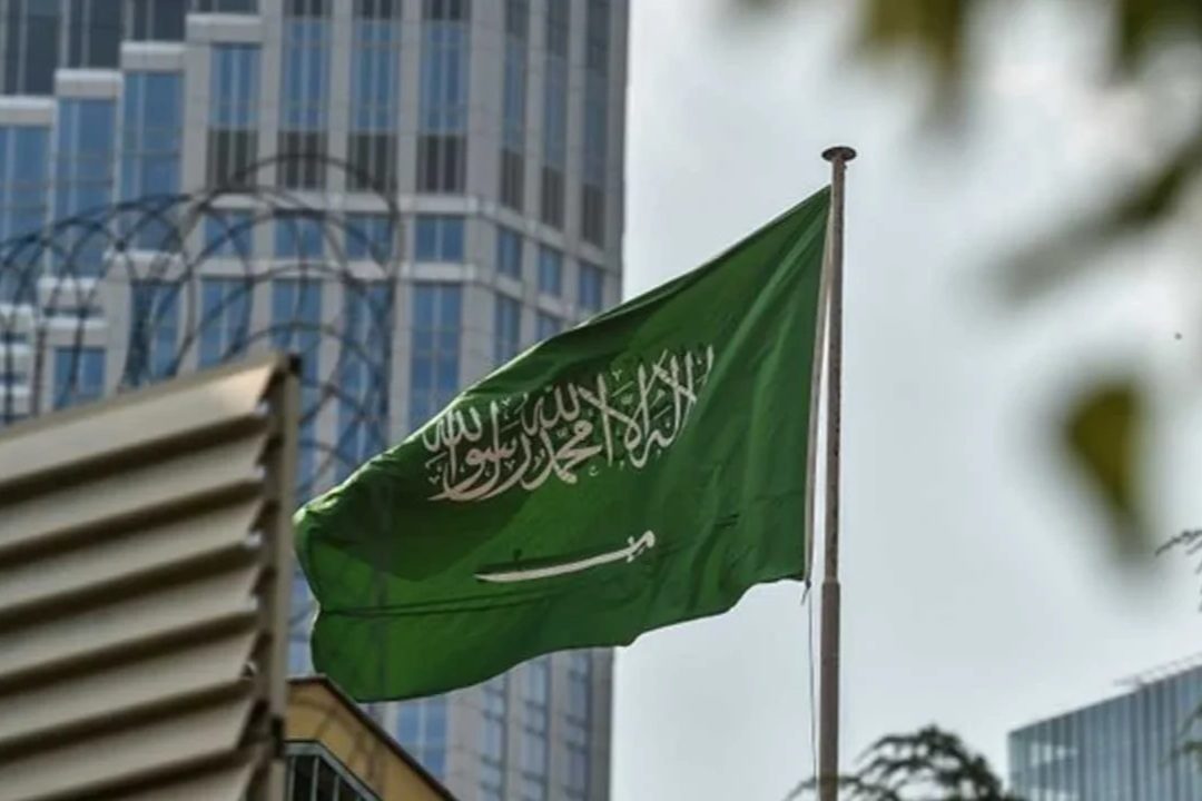 مجلة فورين بوليسي: قصف السعوديّة لمطار صنعاء سوء تقدير ومخاطره تفوق مكاسبه