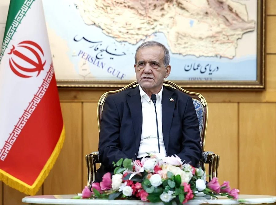 الرئيس الإيراني يتوعّد بالردّ على الاعتداءات الأمريكيّة