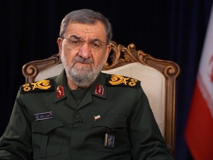 رضائي يحذّر دول المنطقة من الدخول في المغامرات الأمريكيّة