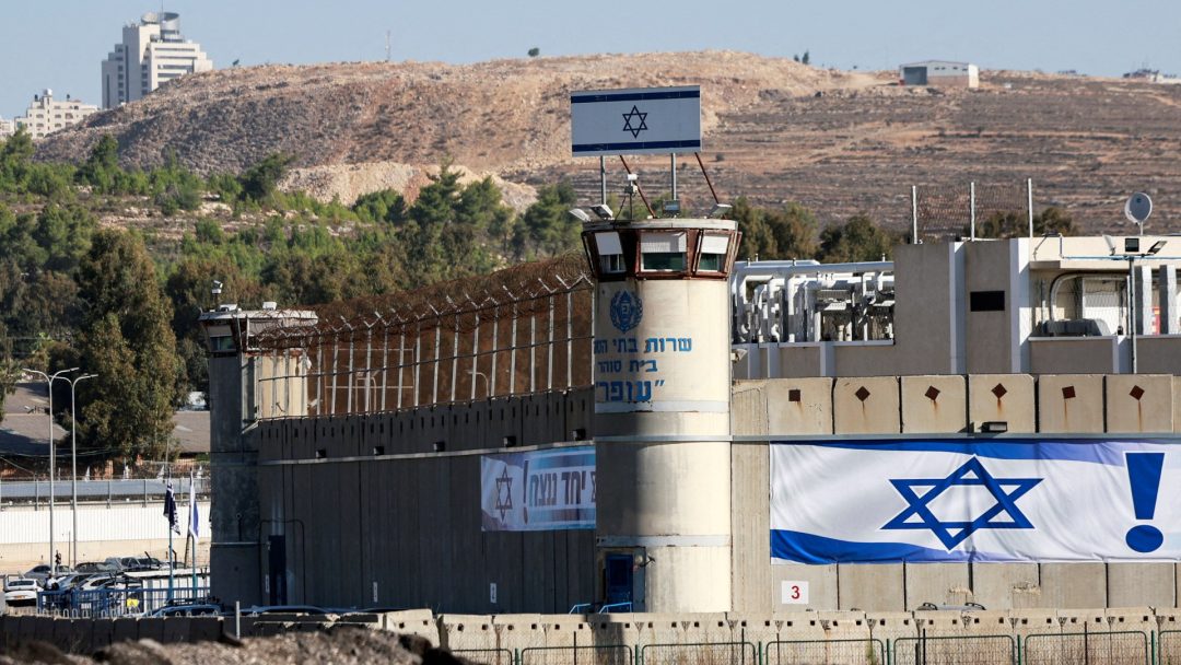 قمع متواصل في سجون الاحتلال.. اعتداء على الأسيرات وتفشي الأمراض وسط حرمانهن العلاج