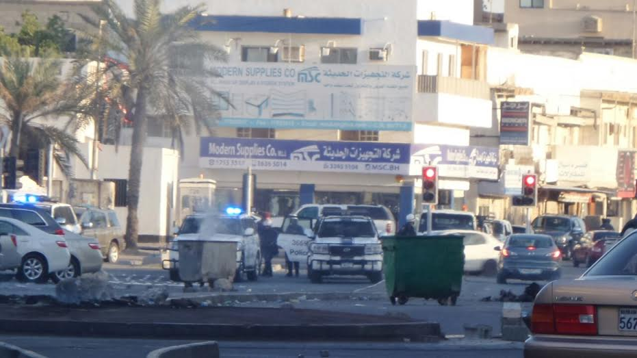 المرتزقة تهاجم تظاهرة مناهضة لإقامة سباقات «فورمولا الدم» غرب المنامة