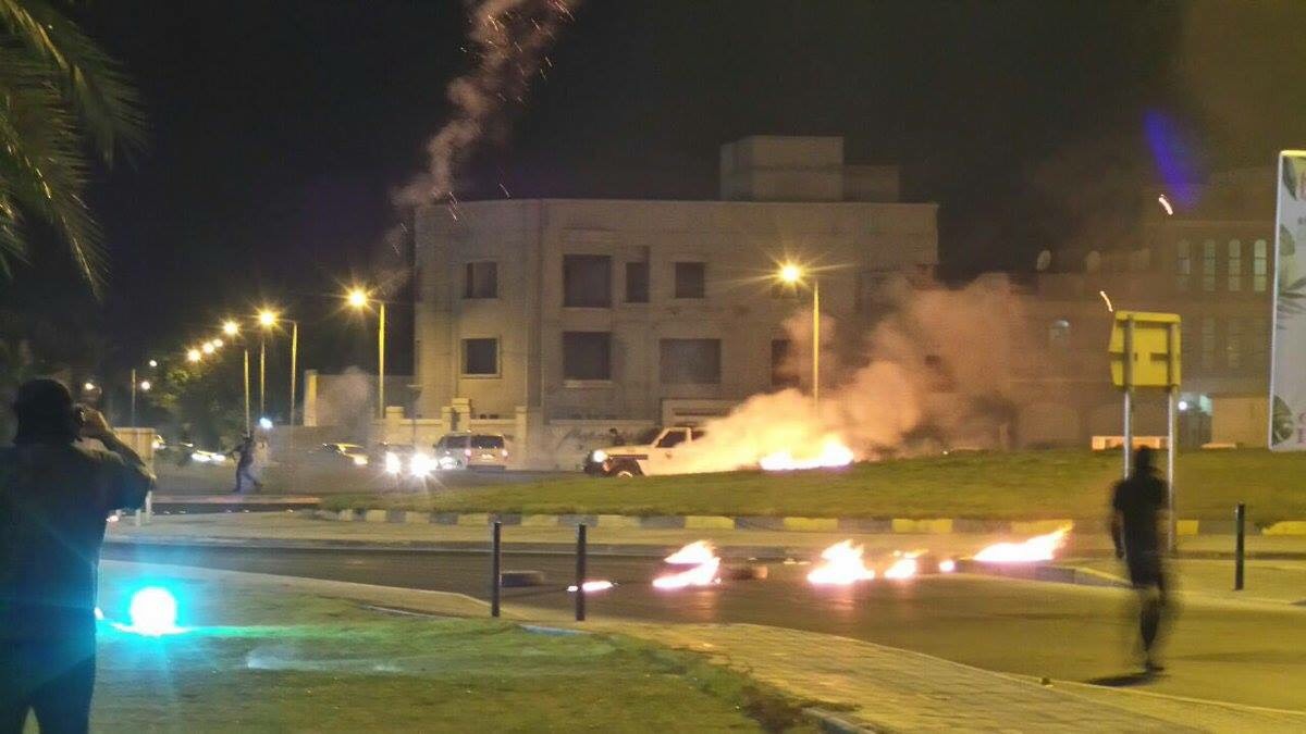 الثوّار يخرجون في تظاهرة غاضبة وسط الشارع العام«غرب المنامة»
