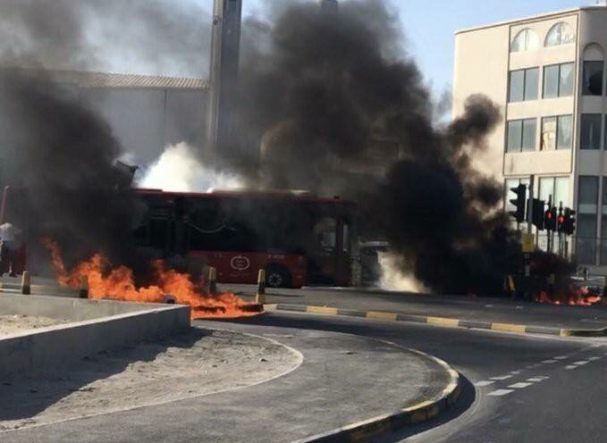 ثوّار البحرين يقطعون أحد الشوارع المؤدية للعاصمة المنامة