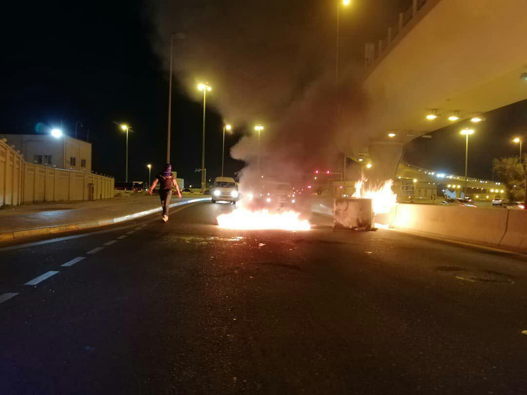 قطع شارع 14 أغسطس الحيويّ بسواعد ثوّار البحرين