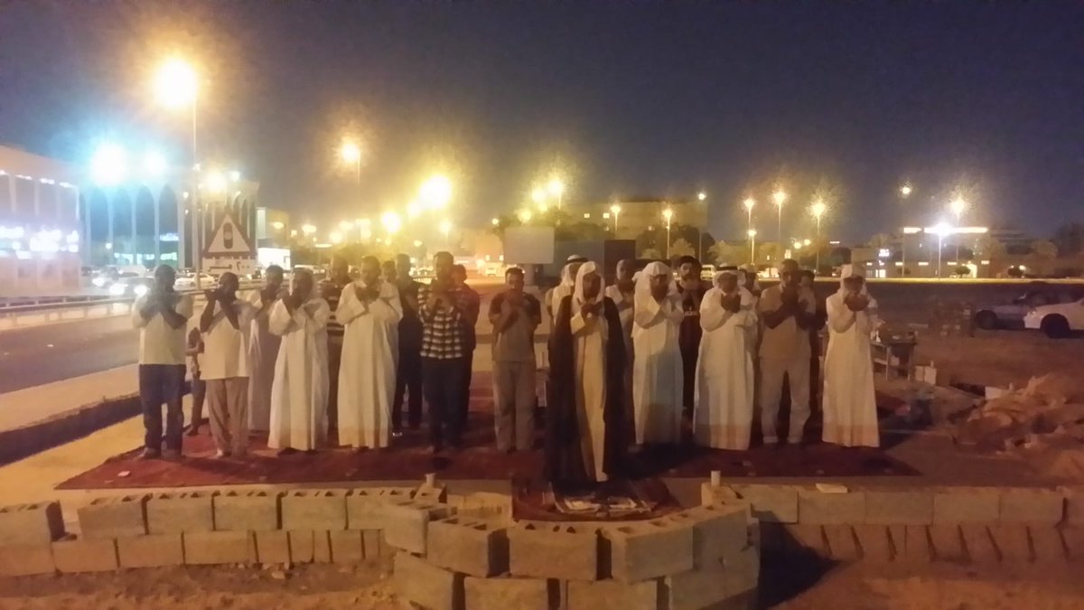 ثورة المحراب..إقامة الصلاة في بقعة مسجد العلويات المهدّم